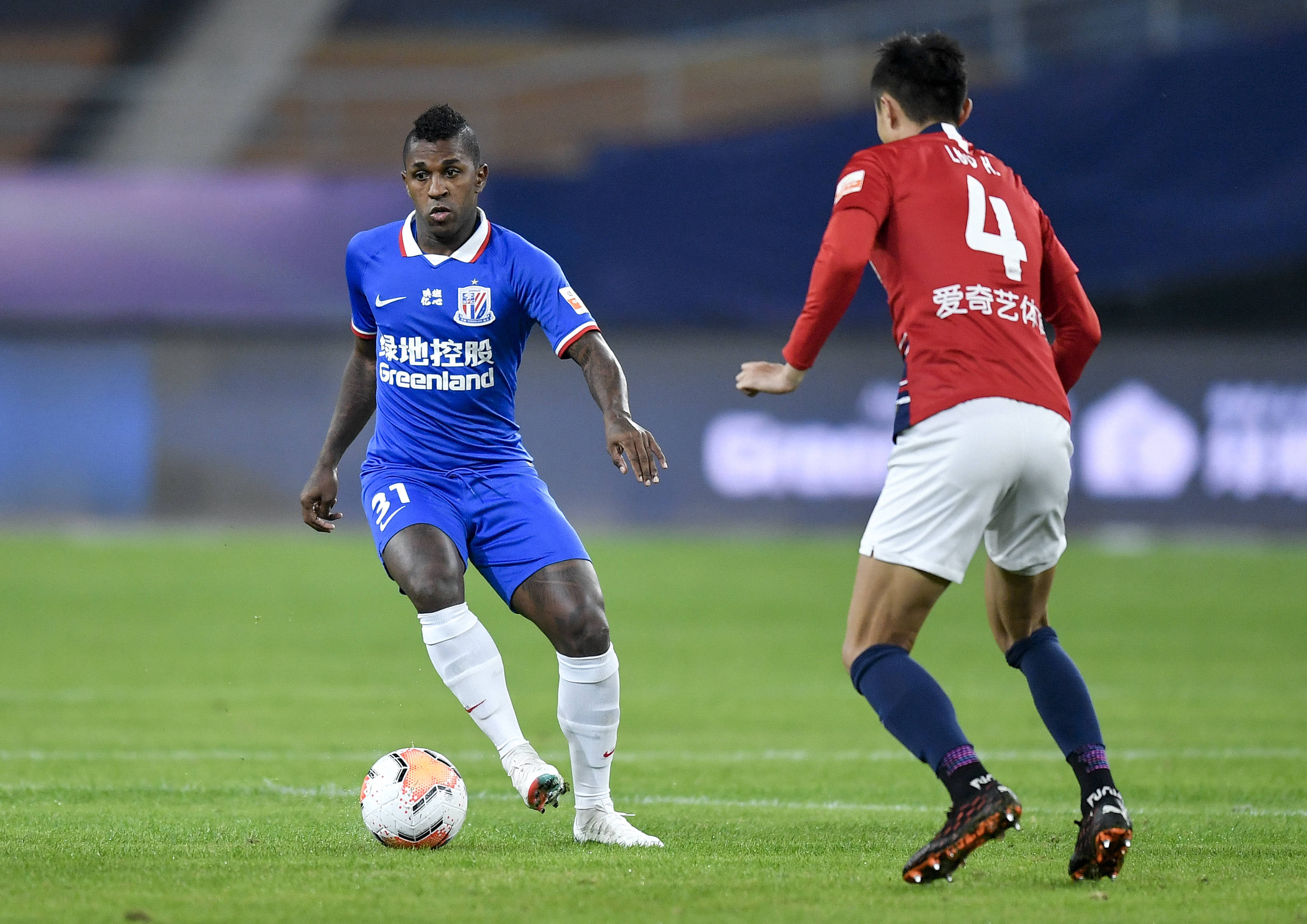 马兹拉维：右中卫和右翼卫都适合我，我能做到兼顾进攻和防守（马兹拉维：右中卫与右翼卫皆可胜任，攻防兼备）