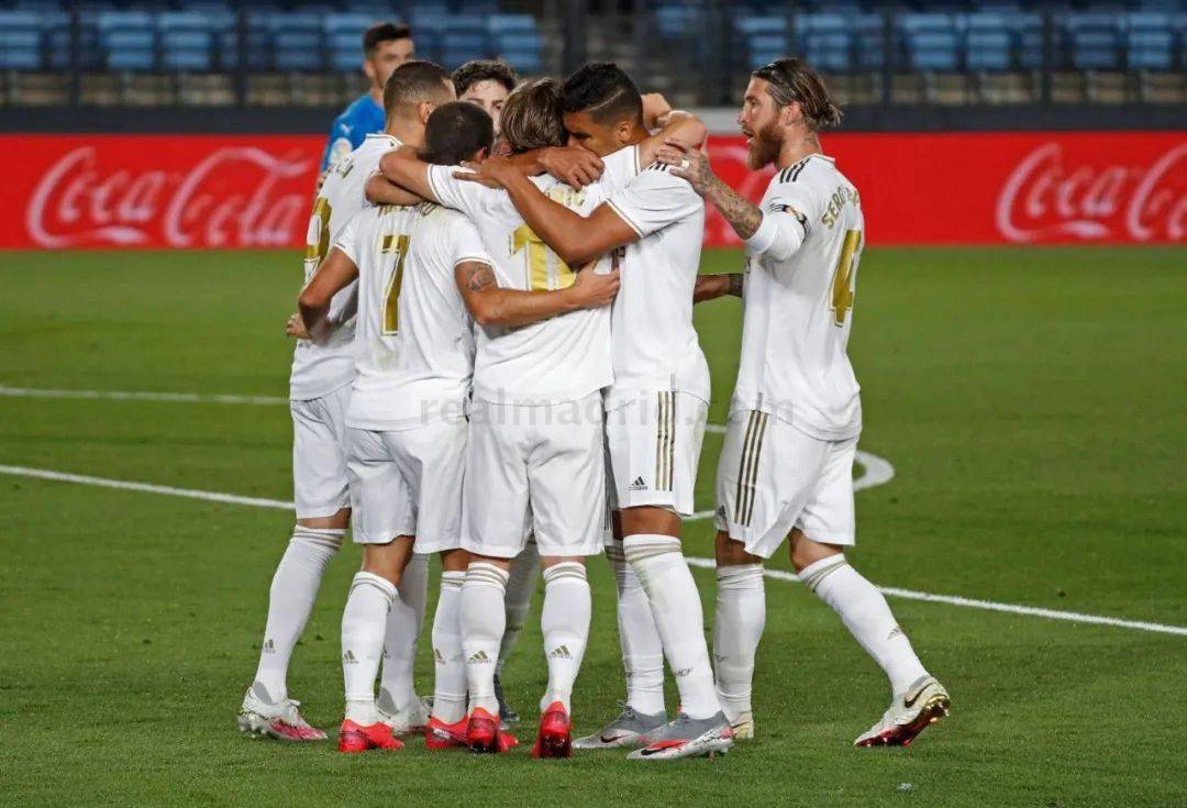 德转评年度最佳右边锋：杜埃、奥利塞、萨拉赫、亚马尔入围（德转年度最佳右边锋候选出炉：萨拉赫、奥利塞、杜埃、亚马尔上榜）