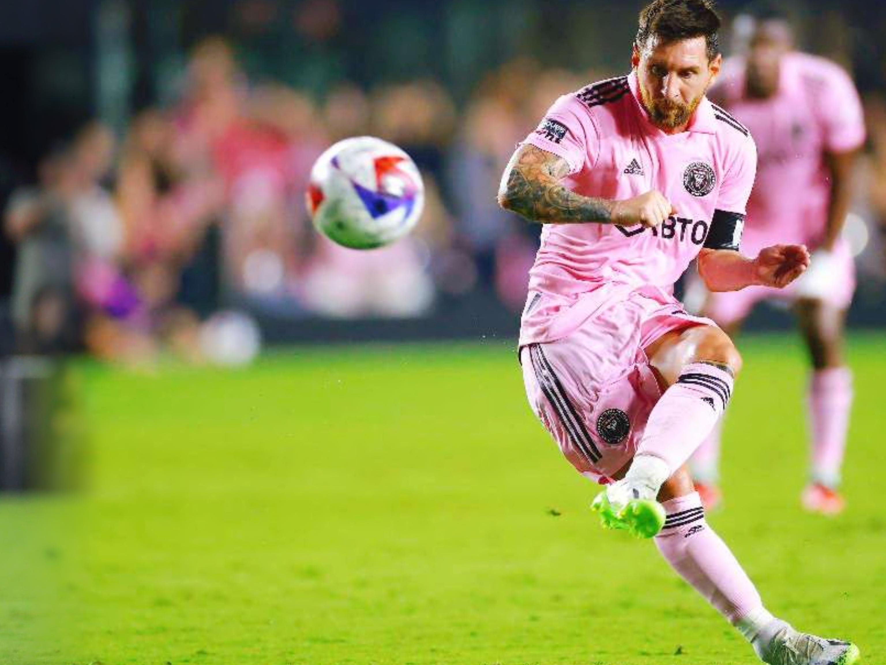 替补球员关键时刻助球队锁胜（替补球员末段发威锁定胜局）