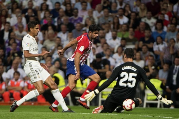 东北人冰雪上玩出花样，骑行健身与躺平同乐（东北冰雪玩法多，骑行健身与躺平齐欢乐）