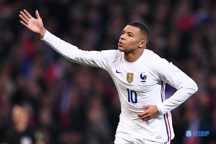 帕夫洛维奇：偶像是C罗；未来希望成为拜仁和德国的常规首发（帕夫洛维奇称偶像为C罗，目标是未来成为拜仁和德国队的常规首发）